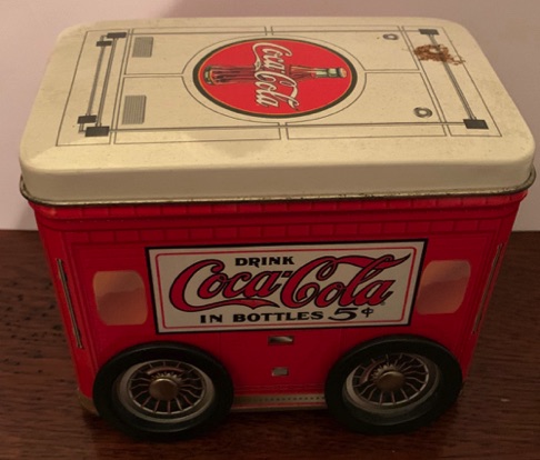 76153-1 € 3,00 coca cola voorraadblikje met wielen